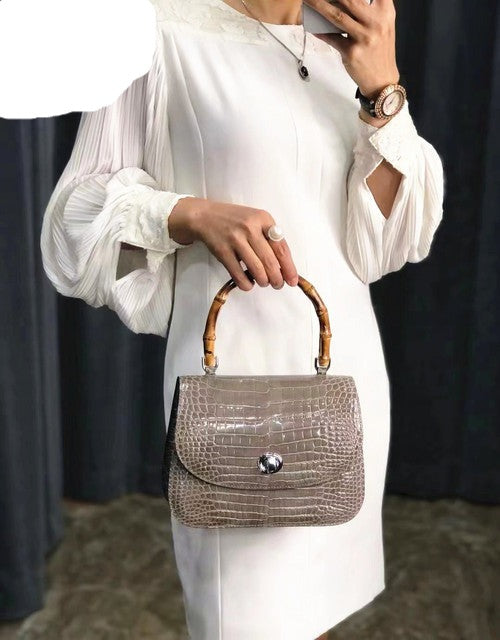 High-end %100 Authentic Leather Handbag comes in 4 Different Colors, great to add to your High-end, Luxury, Classy, Elegant Handbag Collection.